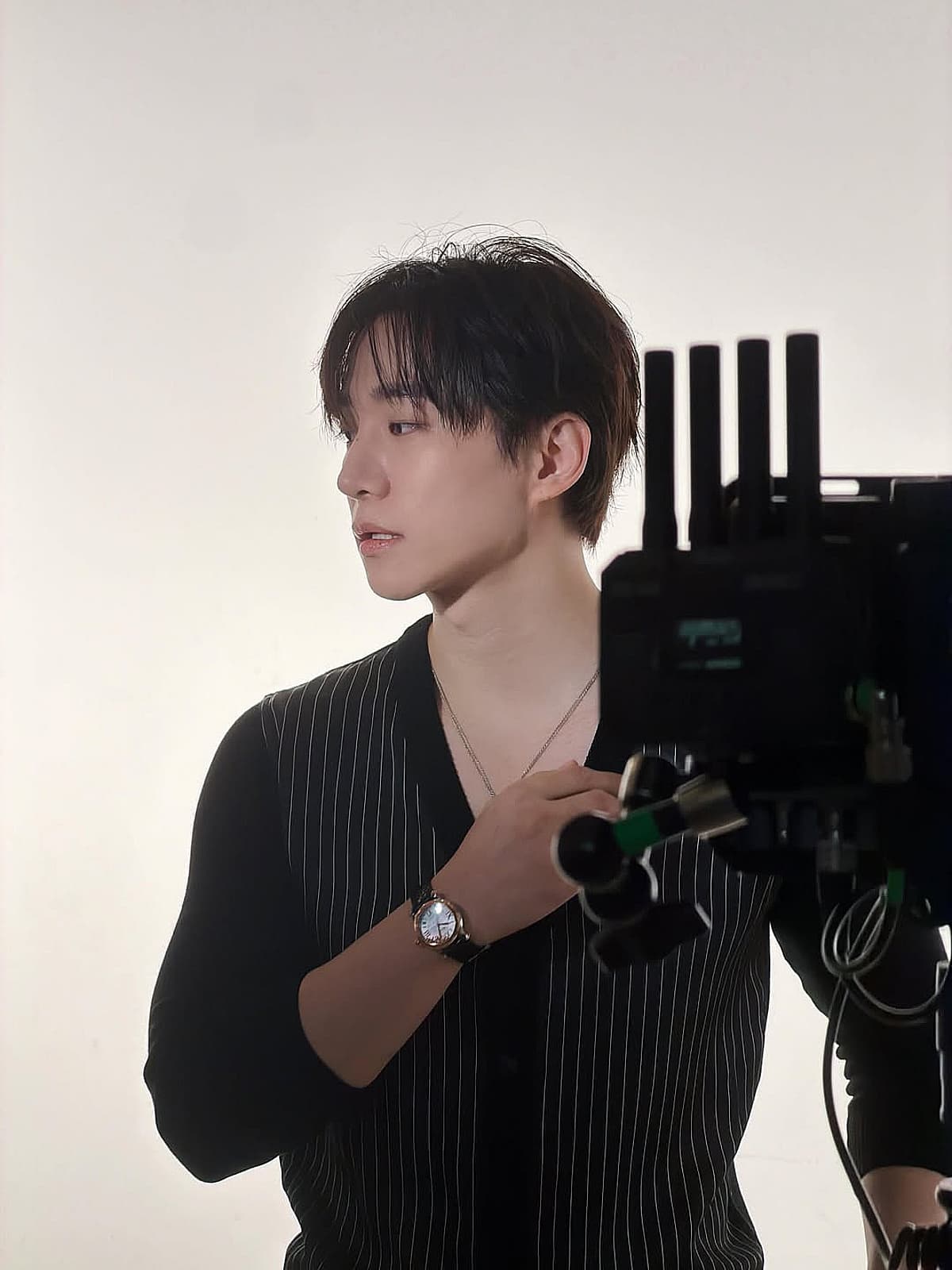 이준호, 젖은 머리와 브이넥으로 세련된 섹시미 과시