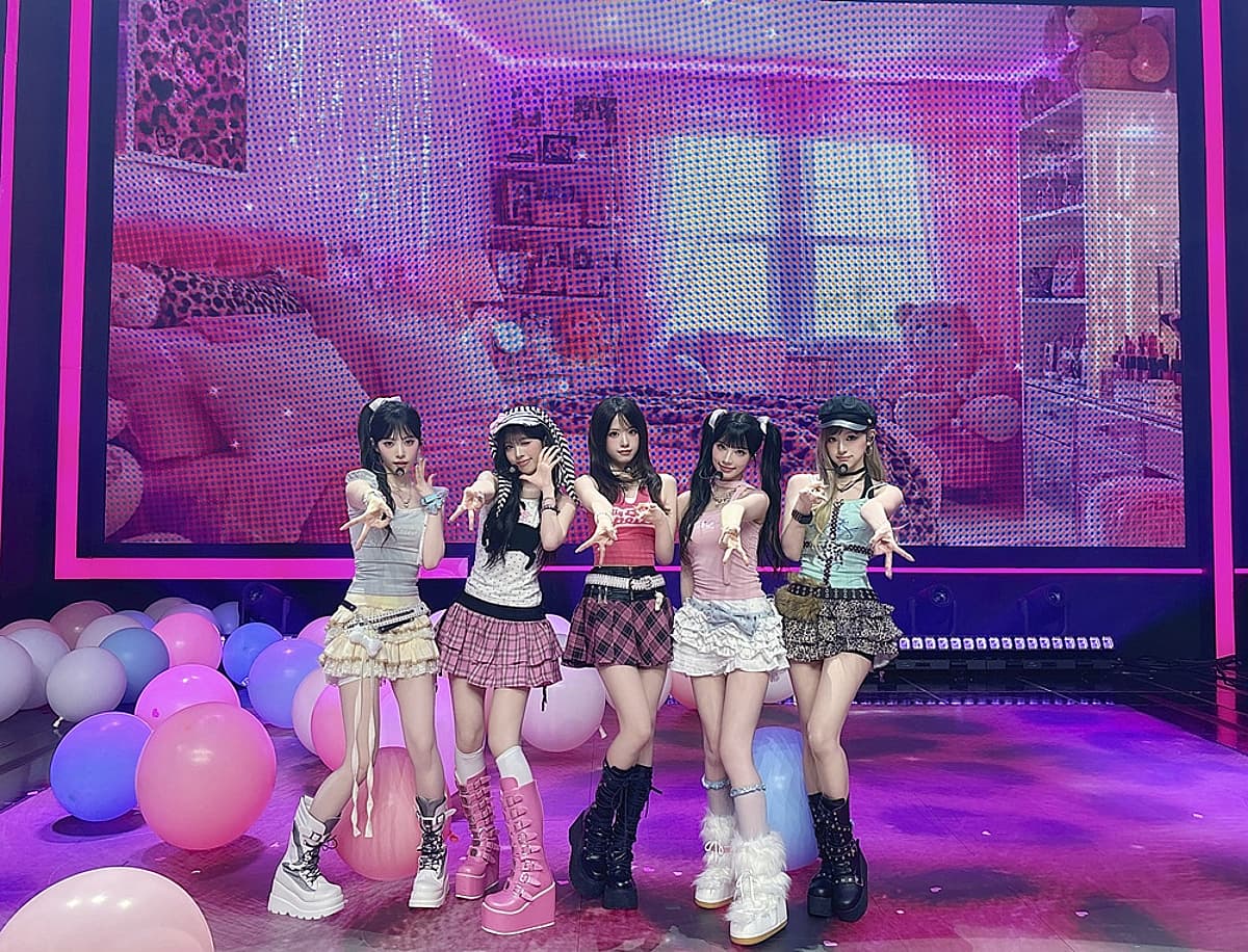 RESCENE Performs 'LOVE ATTACK' Gyaru Version on M Countdown with 'Yaho' Trend