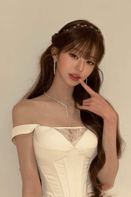 IVE's Jang Won-young Showcases Elegant Charm at Milan Luxury Event
