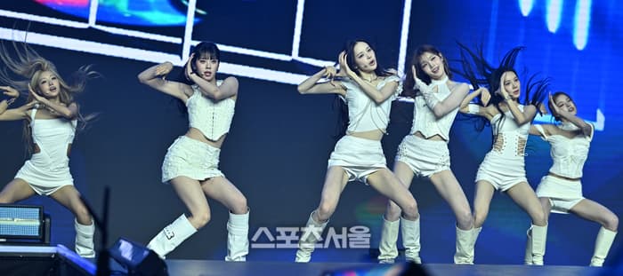 이즈나, 발소리까지 맞춘 '칼각 군무'로 퍼포먼스형 그룹 면모 과시