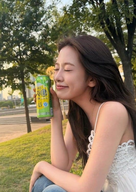 안유진, 맥주캔 들고 청순 미소…민소매 여름 패션 눈길