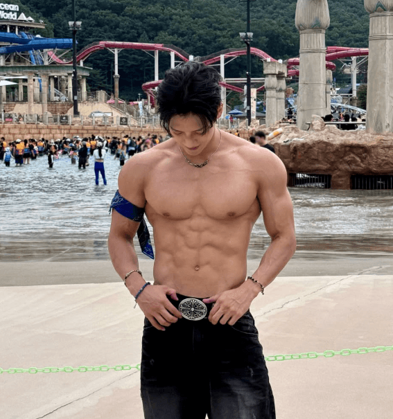 BTOB's Lee Minhyuk Showcases Impressive Physique at Water Park