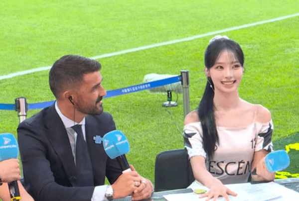리센느 원이, 축구 레전드 비야와의 만남에서 환한 미소