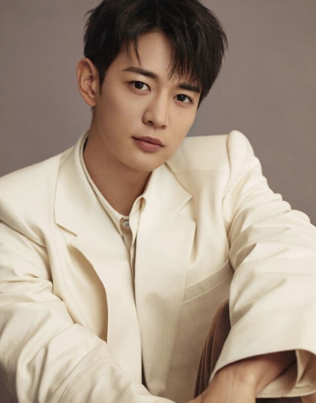 샤이니 최민호, 넷플릭스 시리즈 '나를 충전해줘' 특별 출연…극 중 대본 속 남자주인공 이혁 역으로 '더 패뷸러스' 채수빈과 재회
