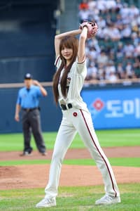 르세라핌 홍은채, 프로야구 시구자로 두산 베어스 승리 견인