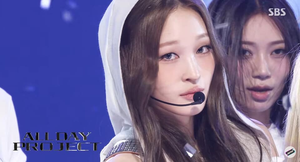 올데이 프로젝트, 4일 SBS ‘인기가요’서 두 번째 EP ‘CRASH’ 타이틀곡·수록곡 ‘TALK’ 무대…화이트 의상의 힙합 ‘TALK’에서 올 블랙 ‘CRASH’로 분위기 전환, 9월 28일 발매 이후 활동 이어가