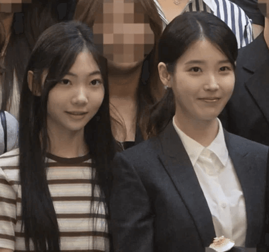 IU, 지인 결혼식 참석 '블루밍' 축가 공연