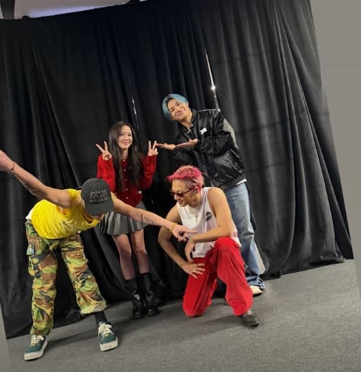 BLACKPINK's Jisoo visits BIGBANG backstage in London and shares a photo, with G-Dragon reposting it in a show of YG camaraderie