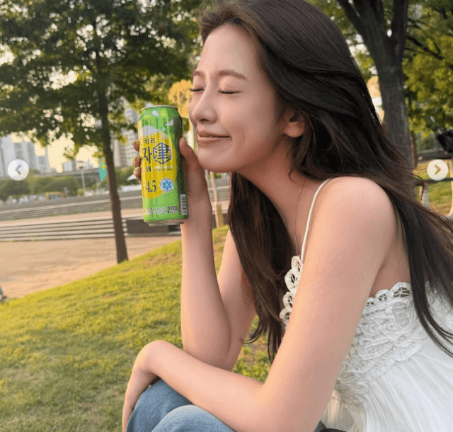 An Yu-jin Captivates Fans with Summer Evening Photos from Han River