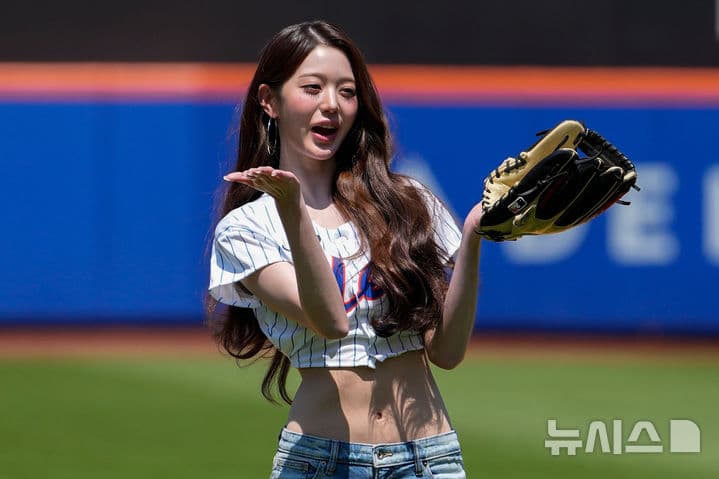아이브 장원영, 뉴욕 메츠 경기 시구 성공