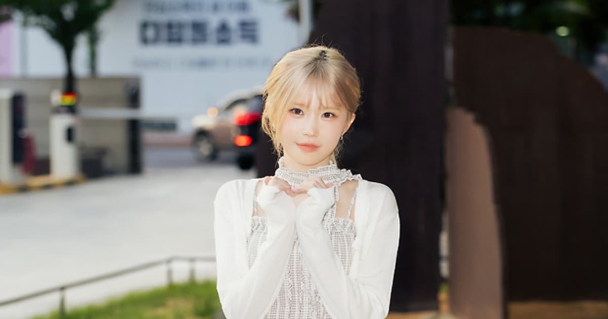 fromis_9's Song Ha-young Poses for Photos as Guest DJ