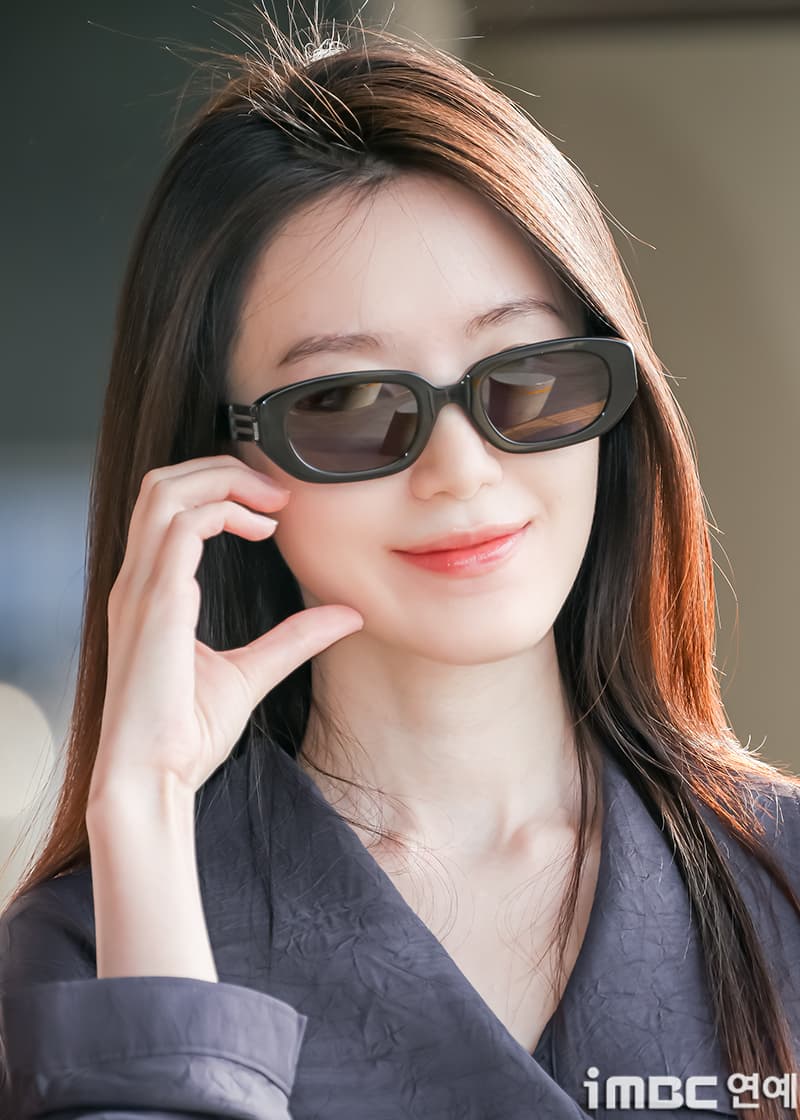 아이들 슈화, 민니와 함께 일본 출국 - 시크한 공항패션 화제