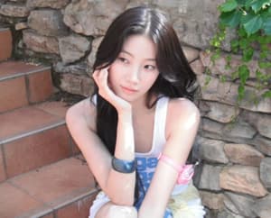 르세라핌 카즈하, 청량 여름 스타일링 공개...Y2K 감성 슬림핏 원피스