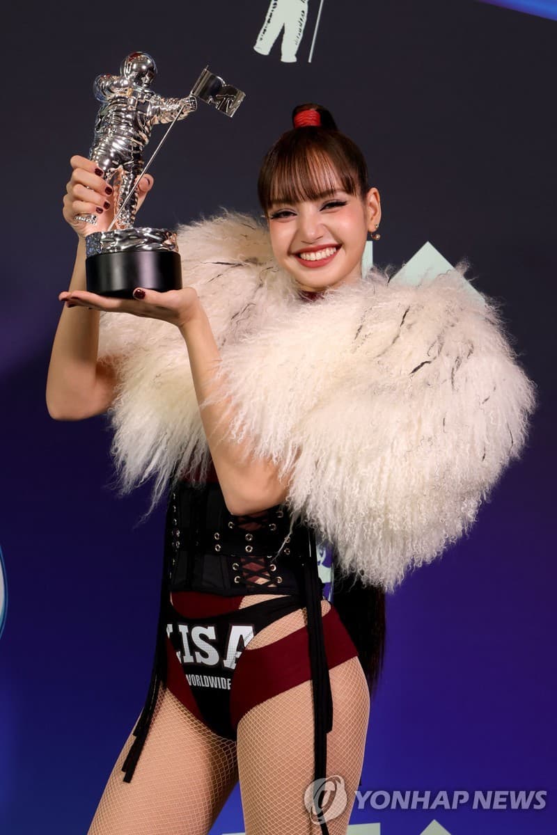 블랙핑크 리사, 美 MTV VMA '베스트 팝' 수상…아시아 솔로 가수 최초