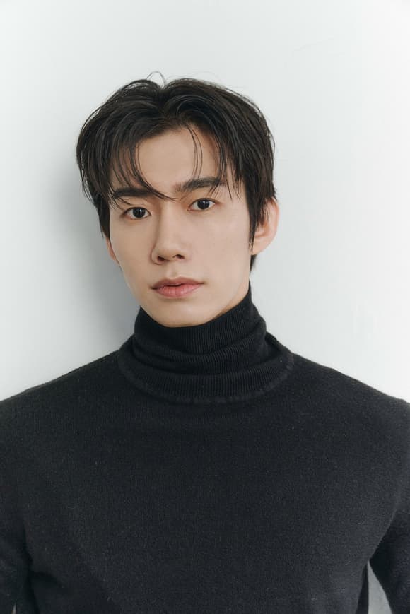Actor Son Woohyeon Signs Exclusive Contract with Saram Entertainment