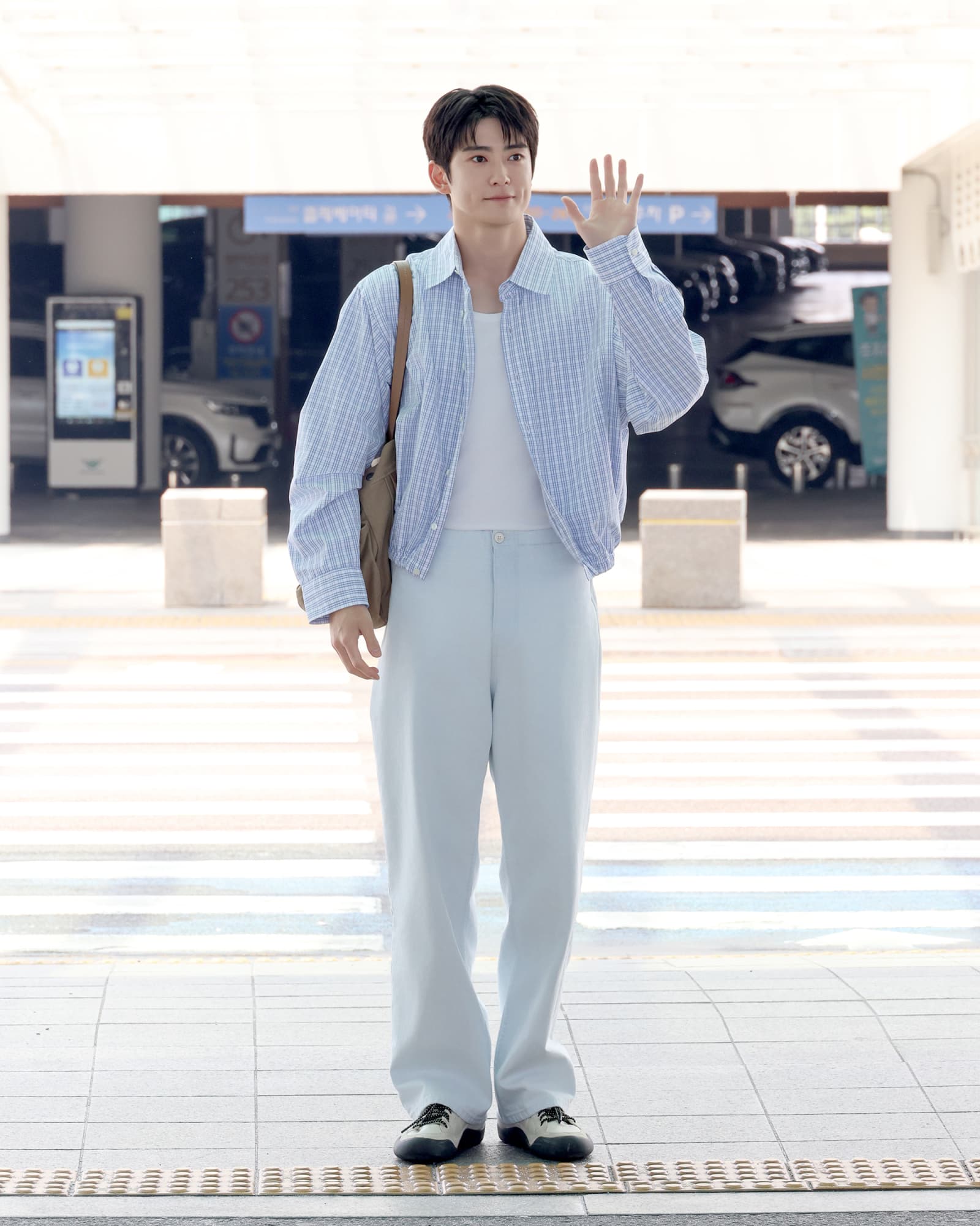 NCT 재현, 프라다 공항패션으로 '여름 감성' 물씬