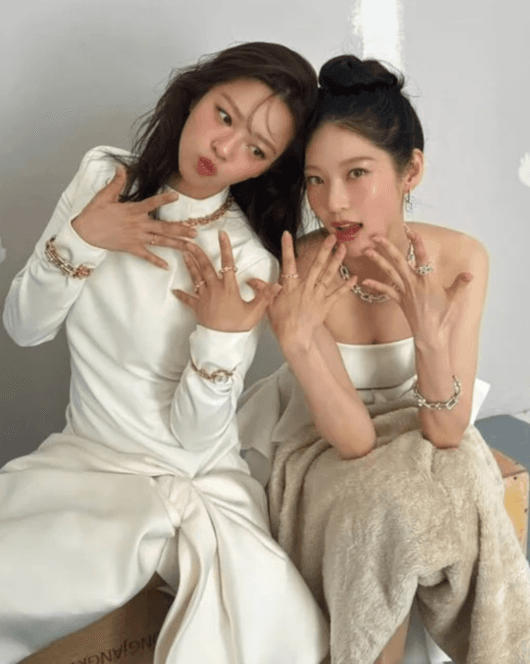 Actress Gong Seung-yeon and TWICE's Jeong Yeon Share First Sister Photo Shoot