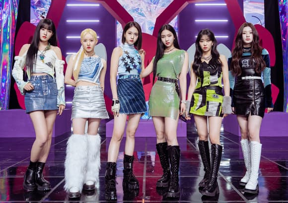 스테이씨, 미니 2집 'YOUNG-LUV.COM' 발매 기념 쇼케이스 개최