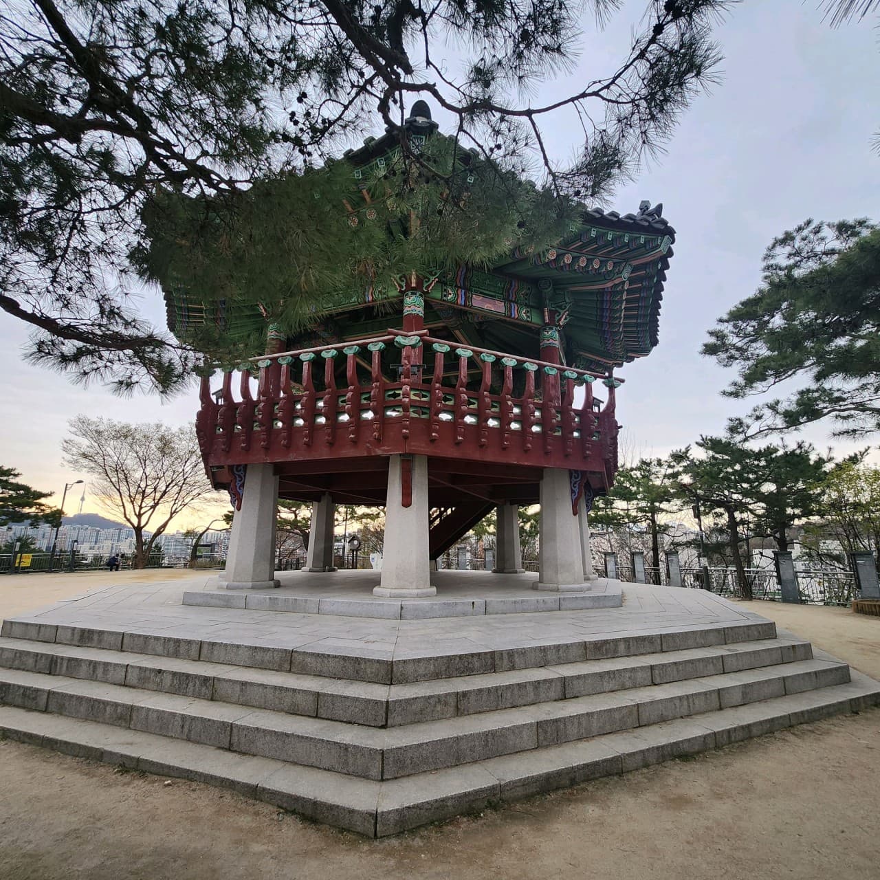 응봉산 팔각정